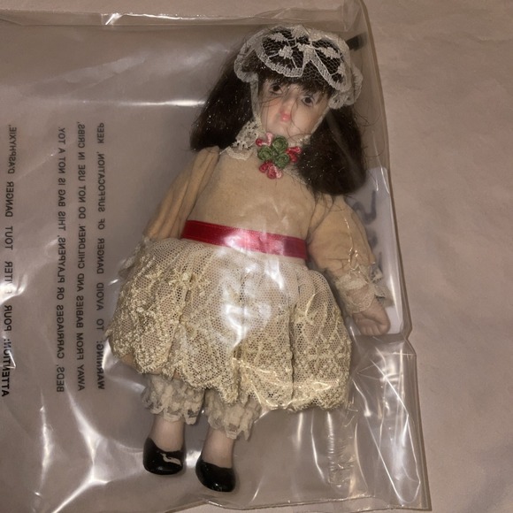 Vintage 6.5" Porcelain Doll Beige Velvet Dress Ivory Lace Trim Bonnet Gorham - Picture 2 of 13